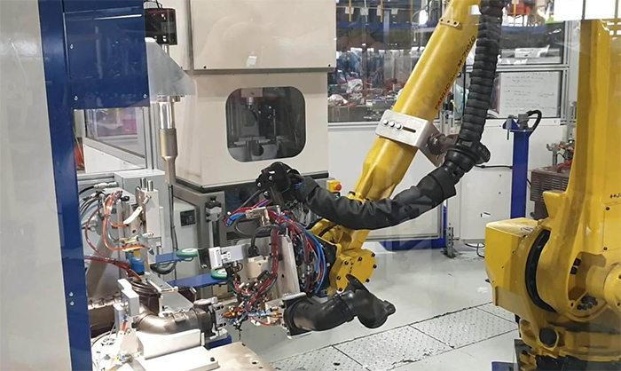 Intégration de robotique industrielle pour machine presse